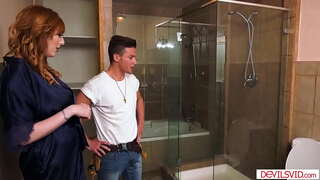 Busty wahine cuckolds tane e ngote, me te fucking i te parama