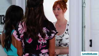 Stepmom va stepdaughter bir bezori qarshi borish va busty bir redhead em bir 3some taklif kechirim so'raydi.Shes licked sifatida qoramag'iz u facesits