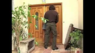 Horny blonde suce puis baise son petit ami sur le patio