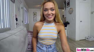 Hot babe ĝuis blowjob kaj pussy fucked