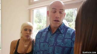 Büyük memeli sarışın üvey anne Luna Star yeni erkek arkadaşı Derrick Pierce tarafından anal becerdin alır sonra goth teen Avi Aşkını bağlar ve onu sikikleri ve mumlar