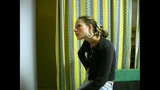 آدمی کی گرل فرینڈ کے پچھواڑے