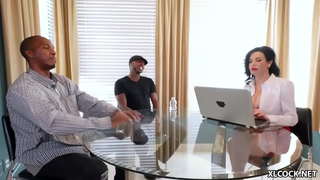 Veronica Avluv não pensava muito num trio interracial