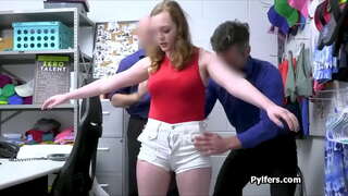 Busty молодка давится պինդ անդամները երկու թիկնապահների