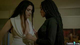 Начальница-lesbian böyük döş ilə təmin edilməzsə, öz yerinə yetirirlər əməkdaşı