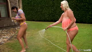 Dildo Ievietošanai un Titty Nepieredzējis Divām Lesbietēm Busty