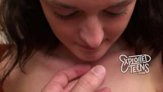 Teen mit Zöpfen gibt Kopf in Ihrem ersten porno