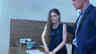 Домашнее занятие вышло из-под контроля, и учитель хотел трахнуть студента в задницу