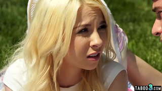 Младата pivot сестра грубо шията, дяволите като залог в градината на открито