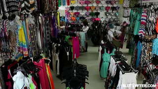 شقراء في سن المراهقة هايلي البستوني مص زب و الحصول على بوسها مارس الجنس بعنف في نفس الوقت