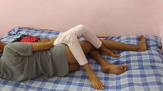 College Jente Blir Ekkel På En Pikk I Sort Undertøy