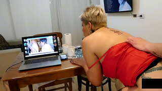 Kuring manggihan manéhna spionase dina kuring sedengkeun kuring masturbate jeung kuring nyieun manéhna ngeusian mah burit jeung susu nepi ka overflows .....