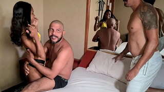 אין דער הינטערגרונט פון די פראָנט פון די אַפּאַראַט פֿאַר די סאָרט-נייַ אַנאַל, און די געפיל פון צוויי קאַקס אין איר לאָך אין דער זעלביקער צייַט, פֿאַר דער ערשטער צייַט און סאָף מיט אַ גאַנץ מאַסע פון קום