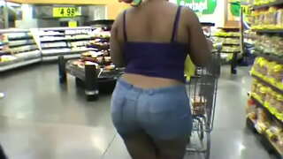 Riesige ass ebony doing the groceries