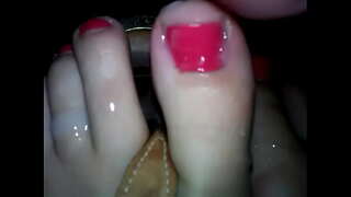 Teen πάρει χύσια στα πόδια και σανδάλια