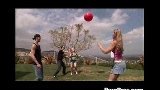 Залазак Сунца Тинејџер Игра И Испуштање Лопте