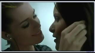 Rebecca Ромайн Рие Rasmussen lezbijskog poljupca u ulozi Fatalne žene