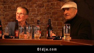 Yüksək sarışın sucks iki köhnə üzvü