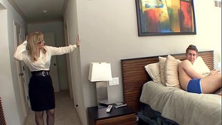 Büyük çorap ve jartiyer sarışın milf memeli 