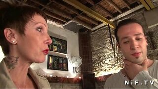 Granda titted kaj tattooed franca maturaj akiras ŝia streĉa azeno martelita