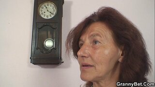 Gwnïo hen nain a&#039;r bachgen