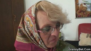 Mae hi&#039;n plesio yn ifanc dieithryn