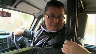 Hadjara makadangat sa usa ka ride uban sa usa ka tigulang nga tawo