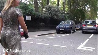 Sexy blikající blondýnka Ashley Jezdci venkovní exhibicionismus a amateur voyeur zlato