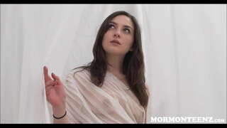 Молодая мормонка Пеппер Старпом Сосет Член Церковного Босса За Белой Простыней