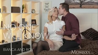 Rossa d'oficina cap és content que enganyat el marit amb l'oficina de j.