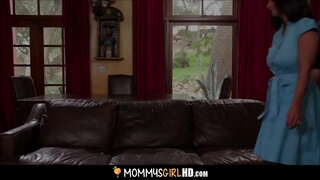 MILF Hap Mom &amp;amp; Vogël Stepdaughter Ndajnë Orgasms