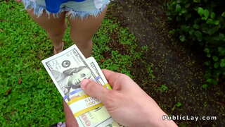 Блондинка с пузырчатым задом трахается в гараже на публике