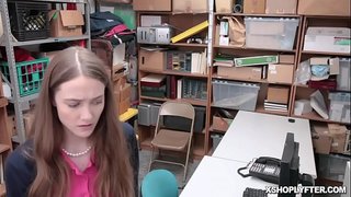 Dá shoplyfting teen agus a sheanmháthair ag dul bang ag an horny LP Oifigeach Erica Lauren