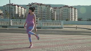 Види преку камила-пети leggings и транспарентен резервоар врвот