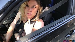 בלונדינית מרימה זר ומזיינת בחזרה במקום שלה