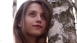 ���្អែមស្ត្រីវ័យក្មេង Nicolina យរបស់នាងម្លៀកបំពាក់នៅក្នុងព្រៃ