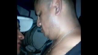 Jackal yn yr ystafell ymolchi