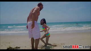 Ҷавон Ва Миниатюрная Крошечная Духтар Жасмин Грей Растягивает Як Киску Бузург Узви Бача Бо Соҳил Воқеъ Аст