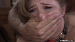 Tits nui brunette pononga i roto i te crotch taura taratara whero fucked