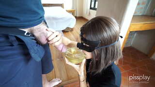 Грязная Глубокая глотка с Рвотными позывами для Рабыни - Выпивает миску мочи!