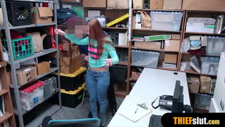 Llargues potes teenie va quedar atrapat en el centre comercial i agafa un mal de merda