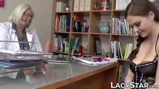 Busty GILF ngoi ana i te wera kuao tamaiti