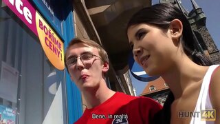 HUNT4K. Cuckold nerd nyaéta bagja pikeun meunang mayar pikeun pussy kabogoh nya