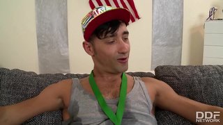 Buaiteoir ádh fucks Anita B. suas a asal agus a lesbo teen Jenny ar intinn aici fliuch clit