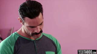 موسم گرما کے دن کی طرف جاتا ہے اس stepdad