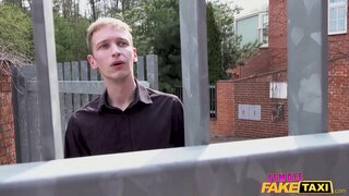 Wahine Rūpahu Umanga brunette mau te tākaro ki tona teen topanga i te taata i muri tatau