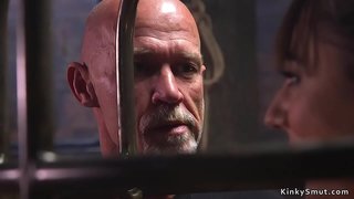 Old master fucks si rambut coklat panas hamba deep throat sampai bangs dia pussy di tali perhambaan