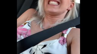 لم فعلت ذلك! لقد أعطاني النشوة الجنسية في سيارة أجرة.