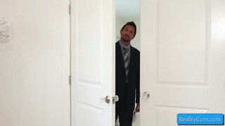 Cutie કિશોર બ્લોન્ડી કરે સુંદર છોકરી પર એક વિશાળ સફેદ ડિક અને તેને પ્રેમ કરે છે