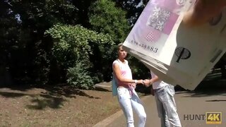 HUNT4K. Tökéletes borotvált punci feszes seggű be a kezében a vadász